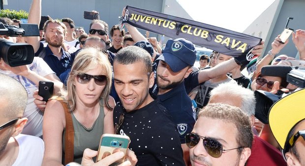 Juventus, primo giorno a Torino per Dani Alves: oggi la firma del contratto biennale