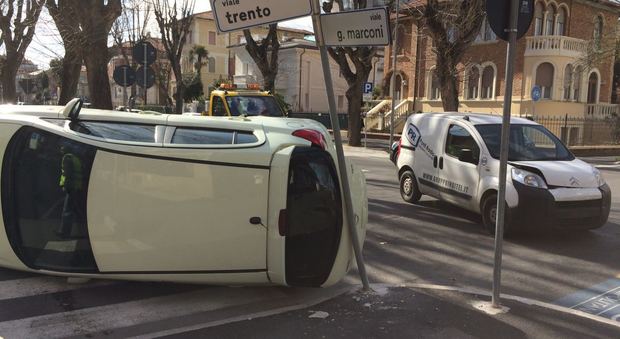 Pesaro, con l'auto contro un furgone la vettura si ribalta e centra un paletto