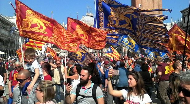 Venetisti affollano piazza San Marco per le celebrazioni del 25 Aprile