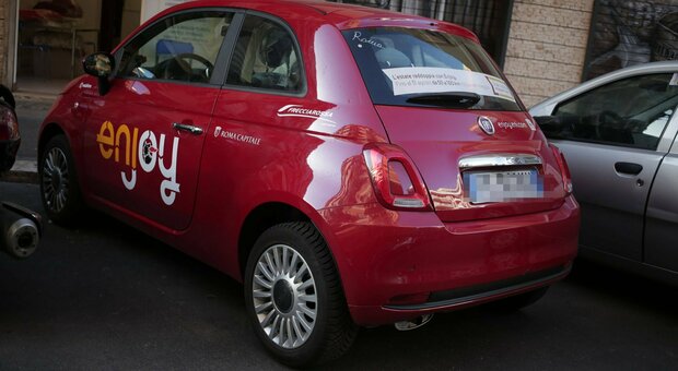 Roma, truffa al car sharing: noleggi con falsi profili per subaffittare le auto ai pusher