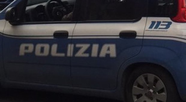Follia a Napoli, scoppia maxirissa: agenti colpiti a colpi di tergicristallo