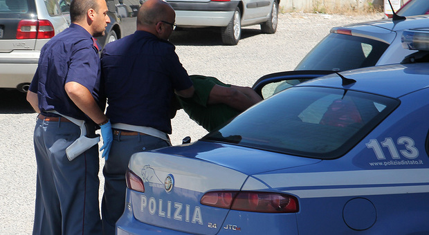 Roma, paura al pronto soccorso del Sandro Pertini: un uomo ubriaco urla e aggredisce i poliziotti con un coccio di vetro