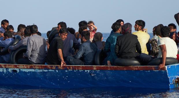 Migranti, Alarm Phone: «Barca con 60 persone in difficoltà a Sud di Malta»