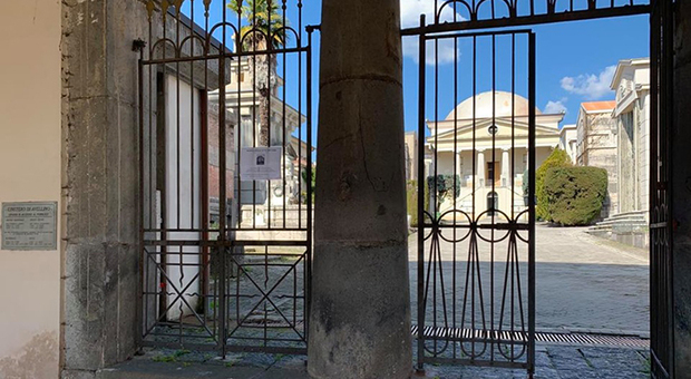 Bollettini doppi dal cimitero, il Comune: «Stop riscossione per la vecchia ditta»