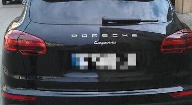 Trentenne parcheggia la Porsche in divieto: multata di 20mila euro