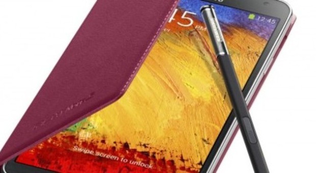 Il Gaaxy Note 3 racchiuso nella cover bordeaux e con il nuova pennino (fonte: thenextweb.com)