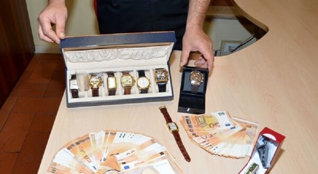 Napoli, il business orologi per ripulire i soldi sporchi a Chiaia: perquisite le donne del clan
