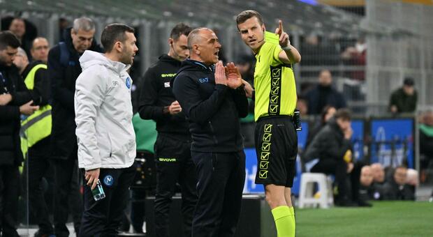 Calzona mentre discute con l'arbitro La Penna durante Inter-Napoli (Foto Mosca)