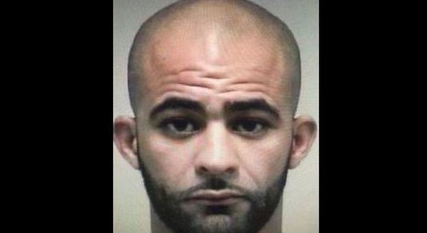 Parigi, il killer: violento e radicalizzato nel 2001 ferì un agente
