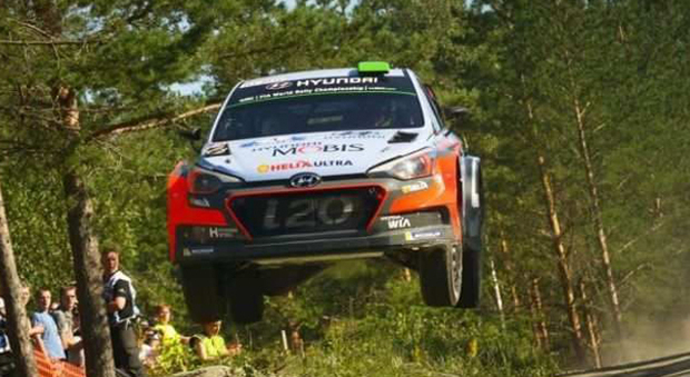 Uno dei famosi salti che caratterizzano il rally di Finlandia, in questo caso la Hyundai i20
