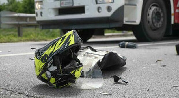 Casavatore, scontro tra auto e moto: muore un centauro 23enne