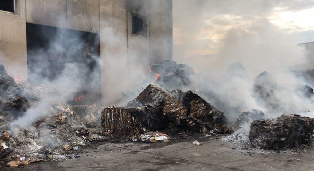 A fuoco sito di trattamento rifiuti: pompieri al lavoro da 13 ore
