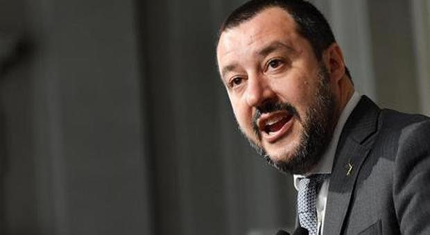 Salvini teme il contagio: pressing dei suoi per rompere