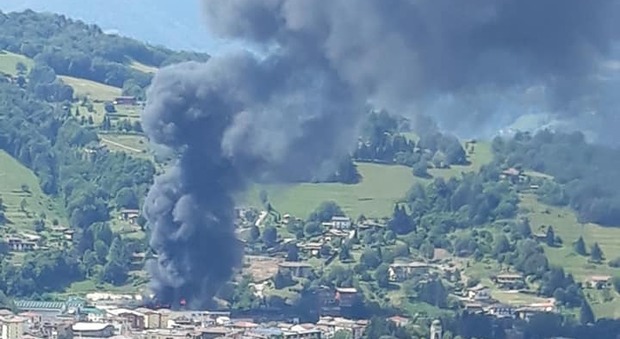 Incendio in un'azienda tessile a Leffe: colonna di fumo nero spaventa i cittadini