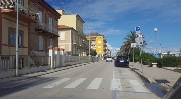Pista ciclabile, è già polemica sulla bozza del progetto. I balneari: non bastano due strisce sull'asfalto