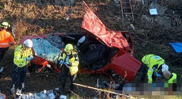 Perde il controllo dell'auto che vola nel fossato: morto un 50enne