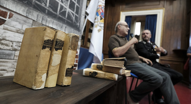 Napoli, riconsegnati alla Biblioteca nazionale otto volumi del XVIII secolo: furono rubati trent’anni fa