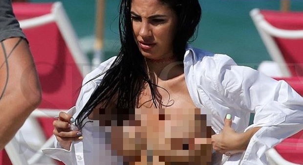Giulia De Lellis in topless a Miami: paparazzata durante uno shooting in spiaggia