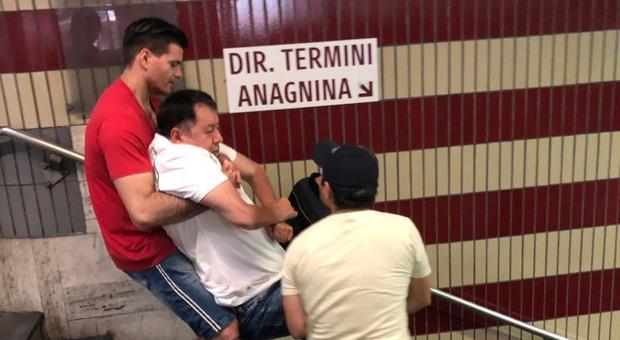 Metro A, scale e ascensori rotti: disabile portato in braccio nella stazione Cipro