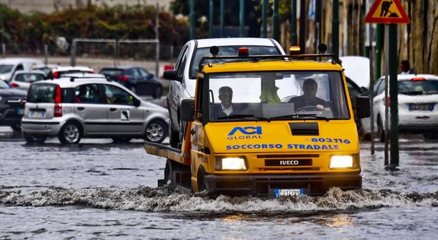L'uragano Lorenzo verso l'impatto con l'Italia. «Da domani allerta gialla in otto regioni»