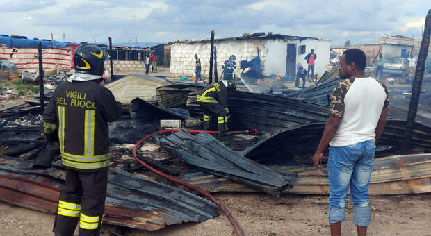 Incendio nel ghetto dei migranti: distrutte decine di baracche