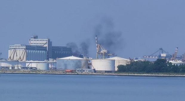 Marghera. Fumo nero dallo stabilimento petrochimico Versalis: trafilamento di gas etilene. Intervengono i vigili del fuoco