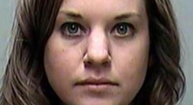 Usa, prof fa sesso con l'alunno 16enne alla vigilia delle sue nozze: arrestata per violenza sessuale