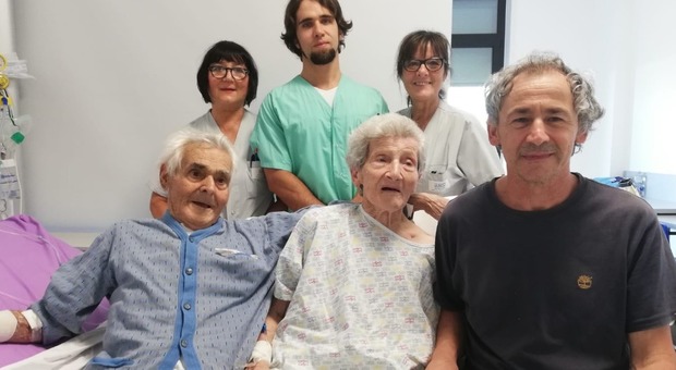 Elisa e Mario, sposati da 64 anni, insieme anche in ospedale...