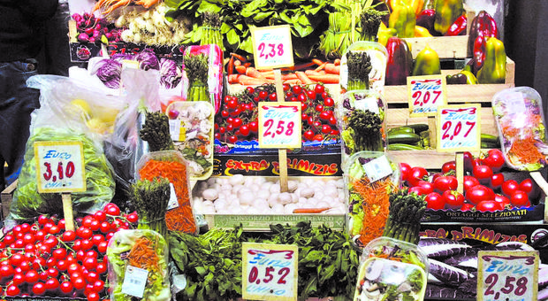 Napoli, sequestrati 600 chili di frutta e verdura esposte allo smog al Vomero