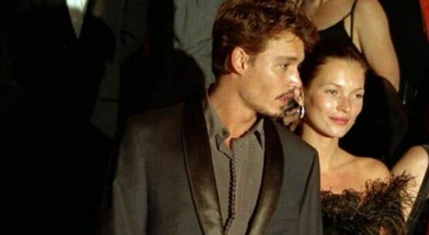 Johnny Depp, Kate Moss torna a difendere il suo ex: «Sono scivolata e lui è corso ad aiutarmi»