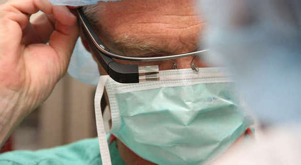 Dimentica pinza di 30 cm nella pancia di una paziente: medico sotto accusa