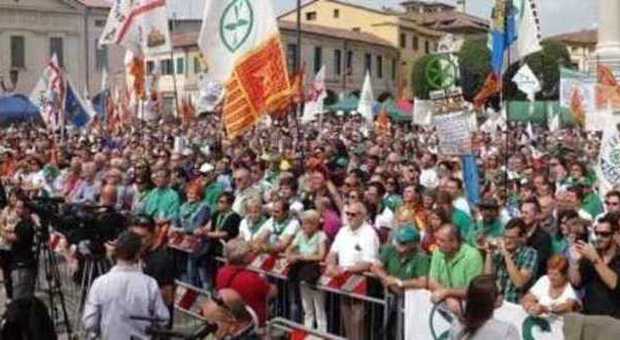 Festa dei popoli padani, Salvini: «Saluto i preti che alzano la testa» Bossi: «Ce l'abbiamo ancora duro»