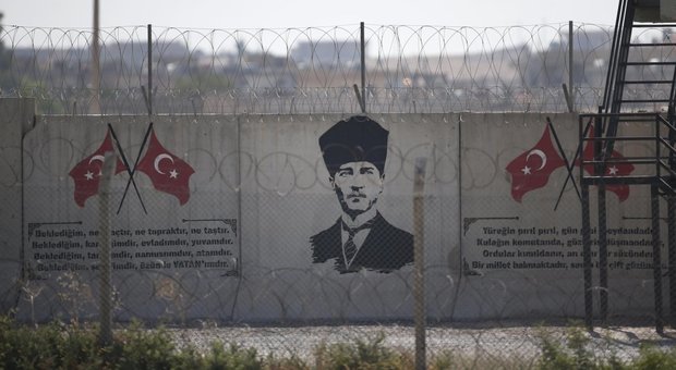Siria, Turchia pronta all'offensiva: bombe al confine con l'Iraq