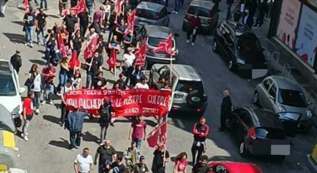 Primo maggio a Napoli tra guerra e precarietà: manifestazione internazionalista a Soccavo