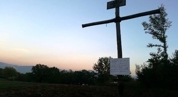 Una croce di legno al posto dell'antenna Wind, questa la provocazione dei cittadini di Buonabitacolo