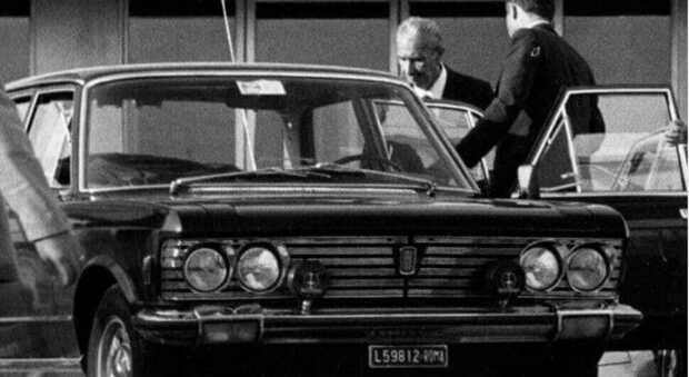 Il Presidente della Dc, Aldo Moro, a bordo della Fiat 130 accompagnato dalla sua scorta