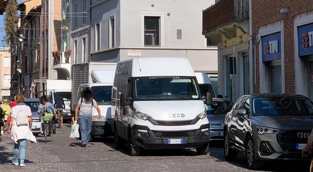 Caos di autoveicoli nel centro storico di Fano. L'allarme di ForBici: «Gravi pericoli per i pedoni»