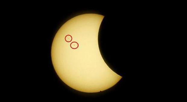 Eclissi, fotografati due puntini misteriosi sul Sole: ecco cosa sono