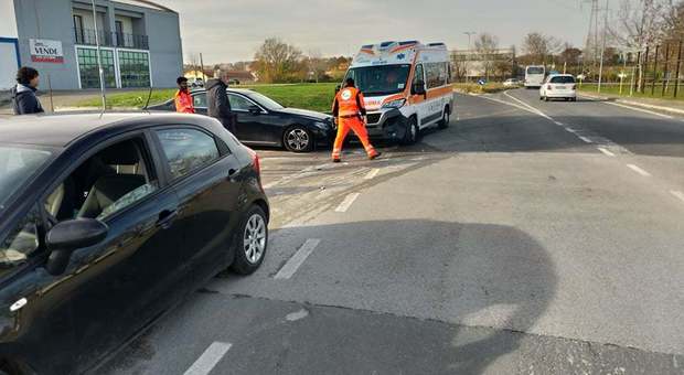 Mondolfo, schianto tra due auto e un'ambulanza: traffico in tilt nella zona industriale