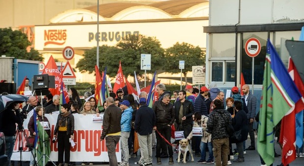 La protesta degli operai davanti ai cancelli della Perugina