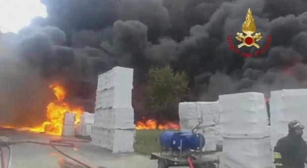 Brucia una fabbrica di batterie, nube tossica in centro. Vigili del fuoco: «Situazione ad alto rischio»