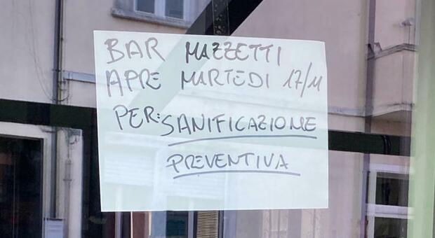 Il cartello affisso dai gestori del bar Mazzetti di Arquà, chiuso dopo il focolaio di Covid