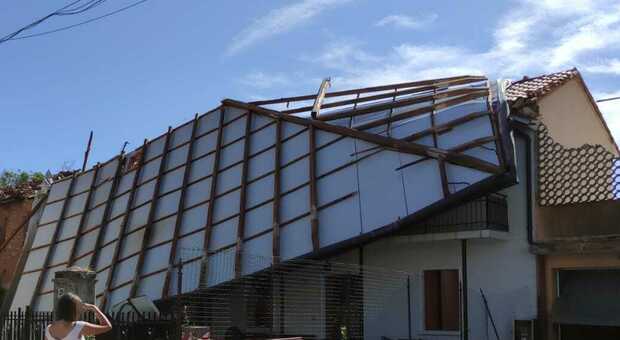 Maltempo in Friuli Venezia Giulia: 200 interventi. Tromba d'aria: il tetto di un palazzo finisce su una casa
