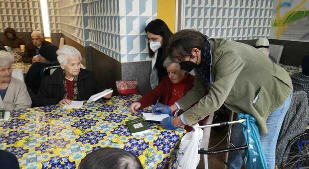 «Regala un libro ad un anziano» l'iniziativa a favore della cultura: donati 100 libri a rsa di Pozzuoli