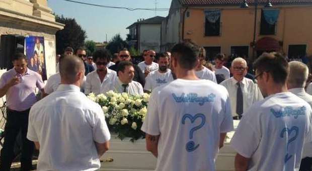 Addio a Mauro: le note di Vasco e le sue t-shirt indossate dagli amici