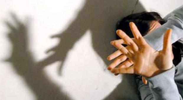 Salerno, 16enne violentata in gruppo: arrestati 5 minori