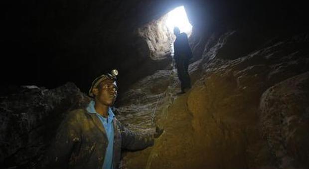 Sudafrica: 1.800 minatori bloccati sotto terra: guarsto il pozzo di risalita, hanno cibo e acqua