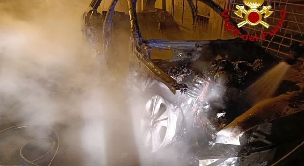 Auto bruciata nella notte: distrutta dalle fiamme l'auto del fratello del calciatore del Gallipoli e intestata la fratello