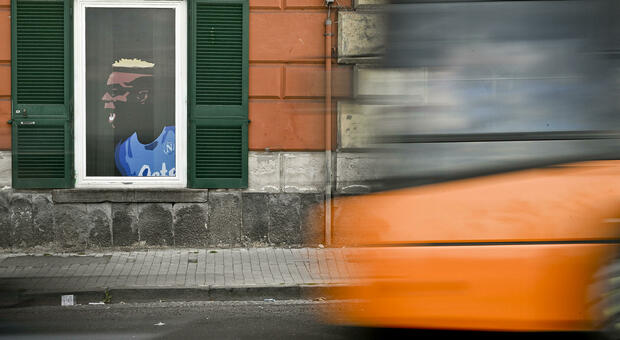 Il volto stilizzato di Victor Osimhen su una finestra del corso Vittorio Emanuele