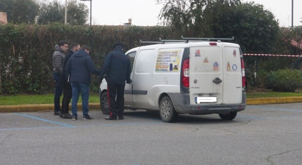 Roma, cadavere carbonizzato di un artigiano trovato in un furgone sul litorale: ha un foro alla gola
